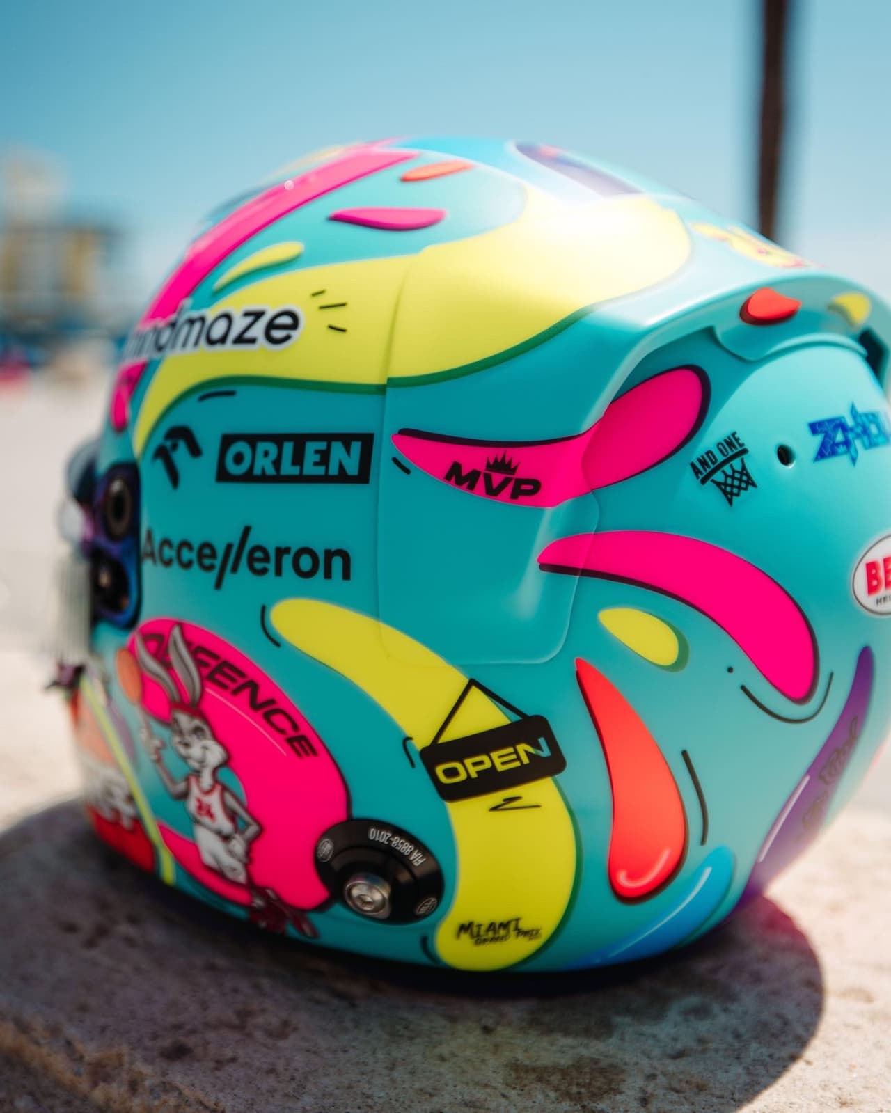 El piloto chino Zhou Guanyu llenó su casco de colorido y también incluyó un balón de baloncesto.