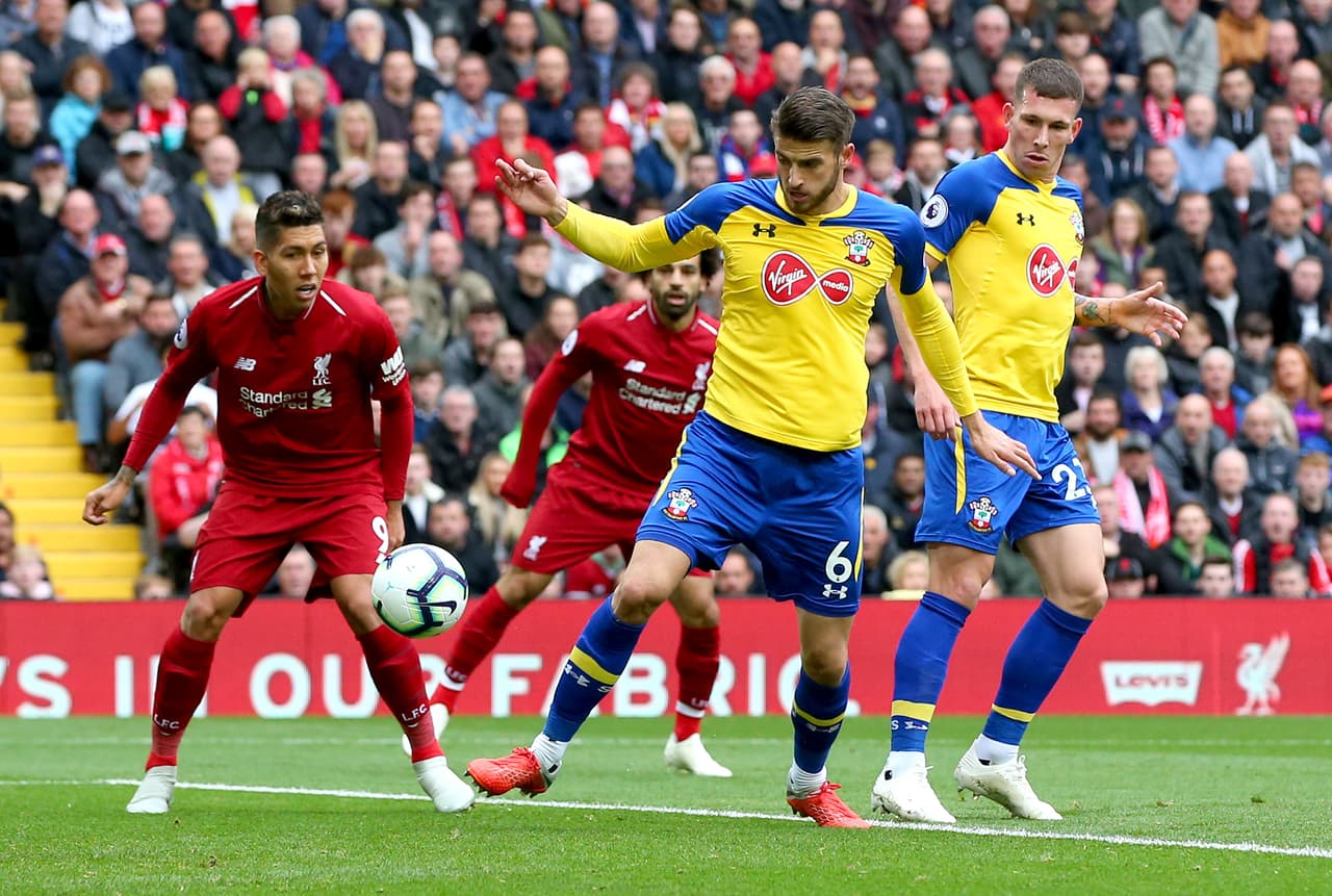 Xherdar Shaquiri sacó un centro con mucho veneno que terminó pegando en la pierna del defensor para poner el 1-0 a favor de los locales.