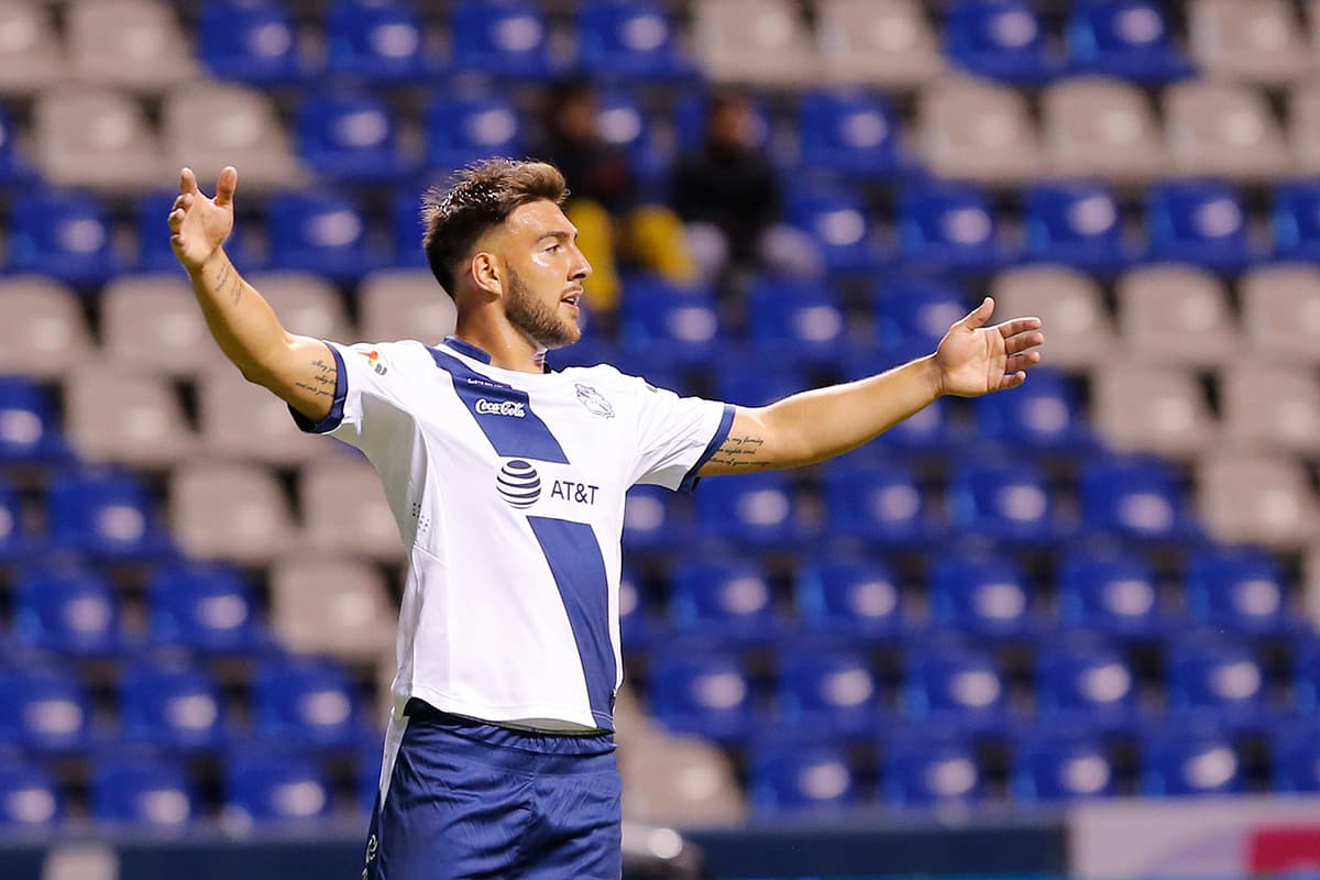 Unos minutos antes le había sido anulada una jugada de gol a Cristian Tabó por un presunto fuera de lugar, situación protestada por Lucas Cavallini (en la foto).