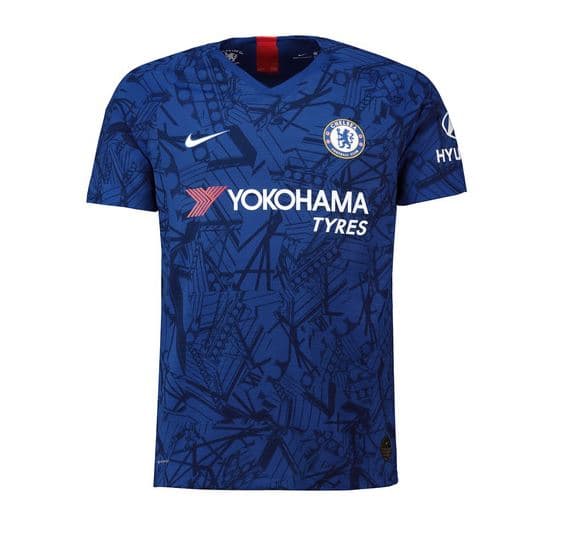 Después de que se filtrara hace unos días, este jueves el Chelsea confirmó la que será su playera titular de la próxima temporada la cual le hace honor a Stamford Bridge en su fondo con imagenes de su estructura. ¿Te gusta el nuevo jersey de los Blues?