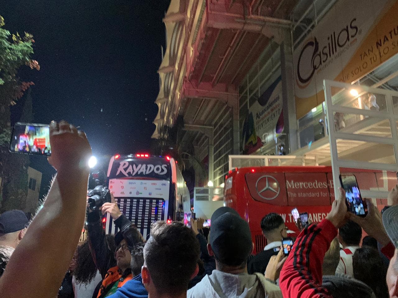 Así llegan los aficionados de Necaxa y Monterrey al Estadio Victoria.