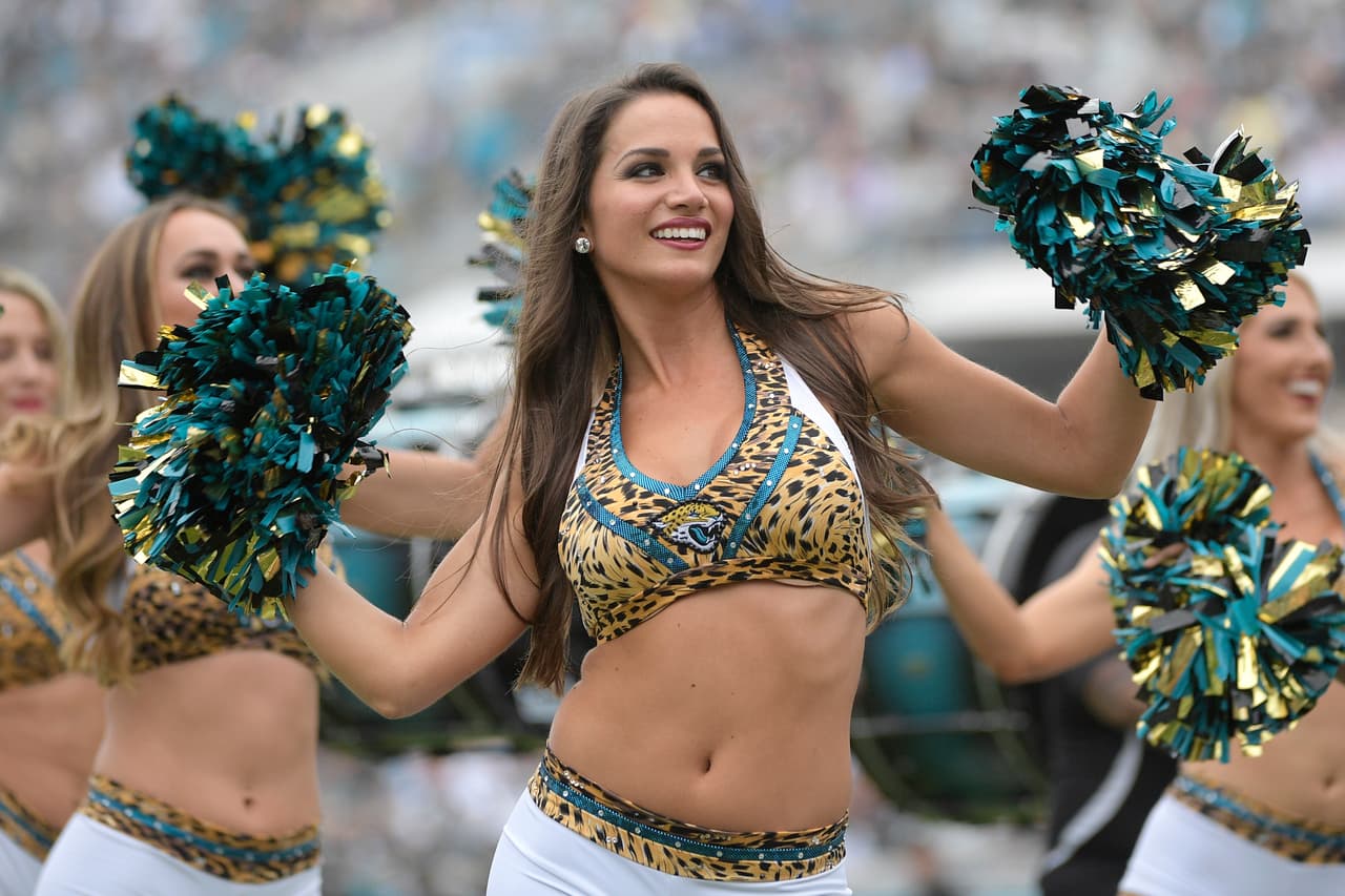 Las sensuales animadoras de la NFL le dieron alegría, belleza y energía al espectáculo del fútbol americano estadounidense en su Semana 13 de competencia, en un condimento único para el público.