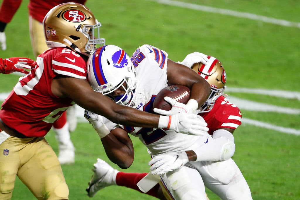 Josh Allen lanzó más de 300 yardas y cuatro pases de anotación en la victoria 34-24 sobre los San Francisco 49ers.