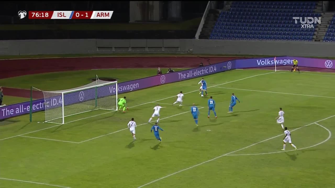 ¡GOL!  anota para Islandia. Ísak Bergmann Jóhannesson