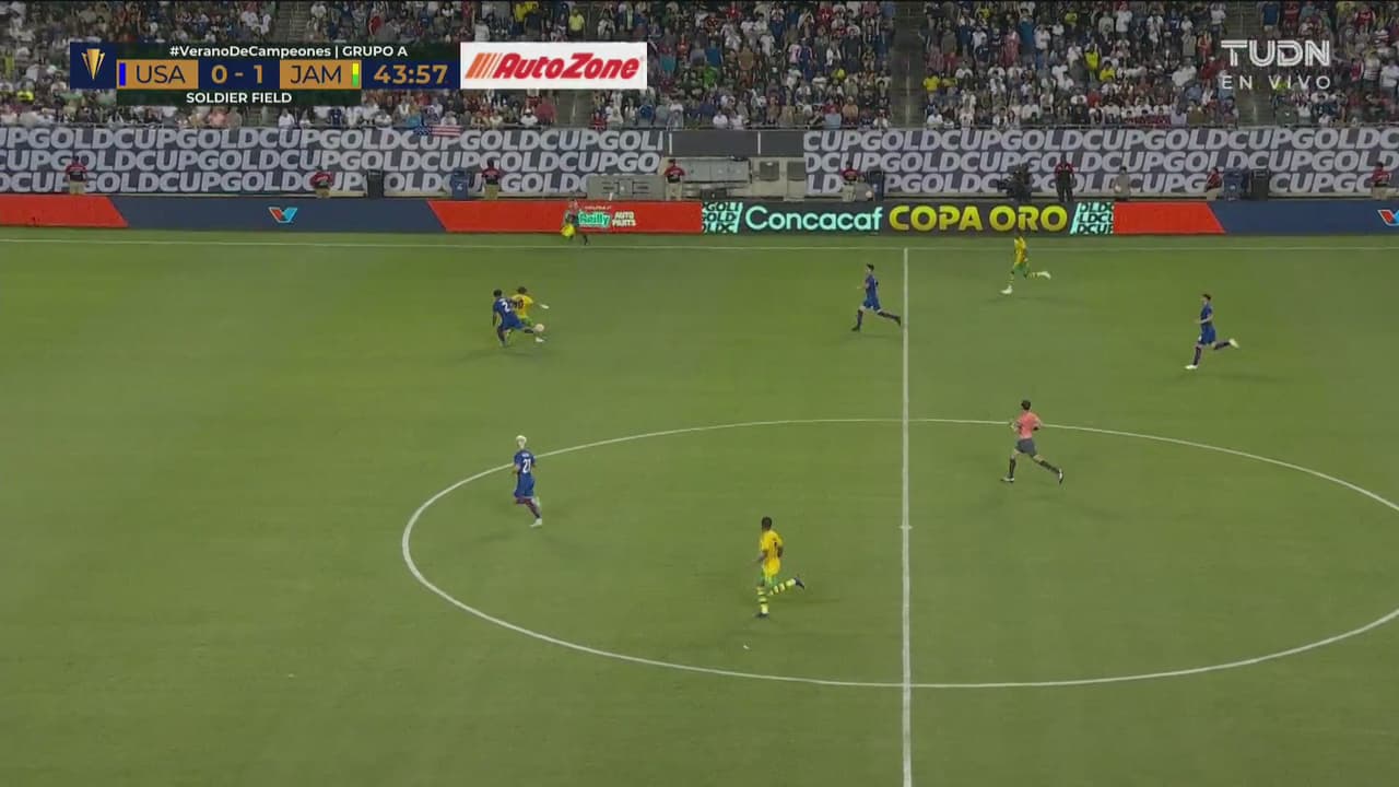 ¿Dónde está la roja? César Ramos perdona la expulsión a Yedlin