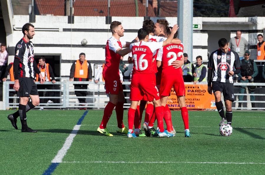 Sevilla no muestra piedad y vence 5-0 a Escobedo y avanza a la siguiente ronda en la Copa del Rey. Javier Hernández sólo jugó 15 minutos.