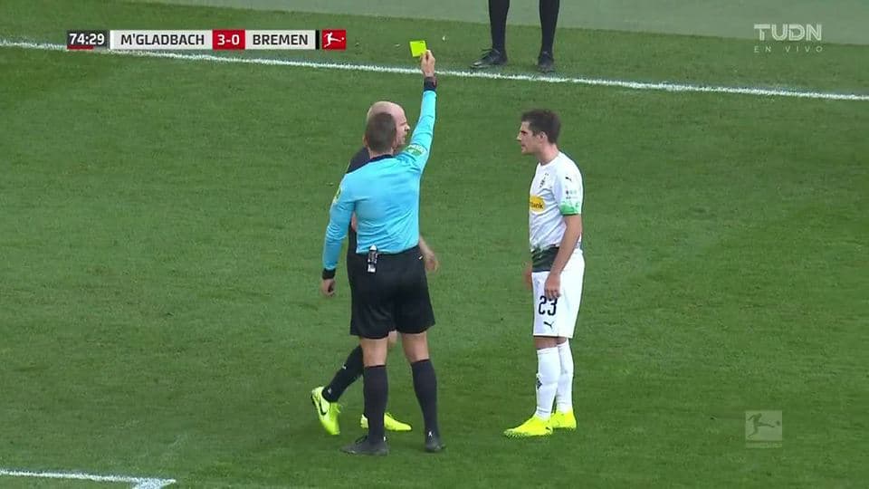 Tarjeta amarilla. El árbitro amonesta a Davy Klaassen de SV Werder Bremen