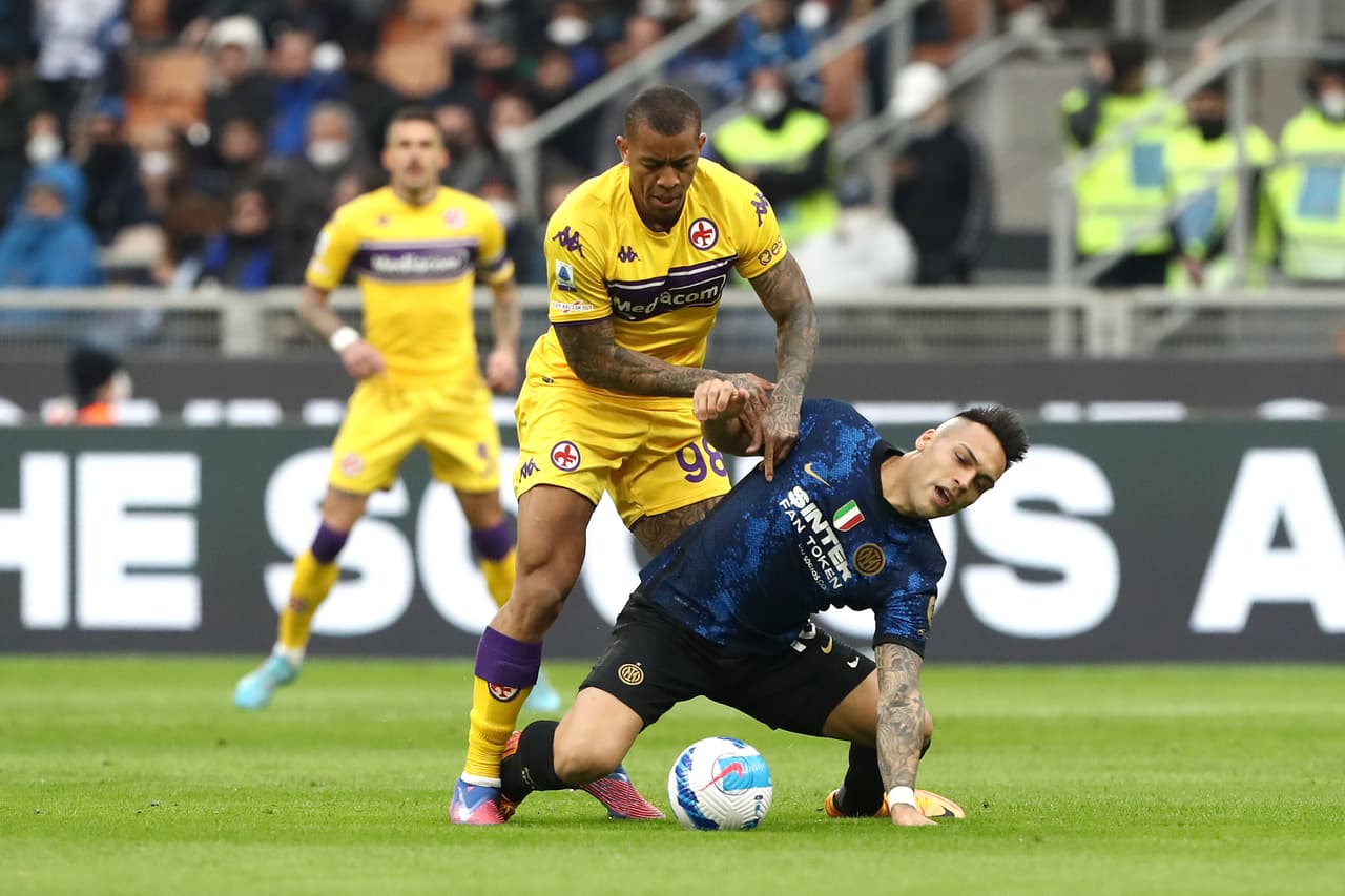 Lucas Torreira adelantó a la Fiorentina, pero neerlandés Denzel Dumfries le dio el empate al Inter.