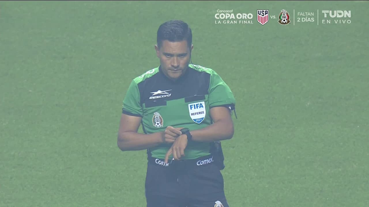 Arranca el partido y la pelota está en juego.