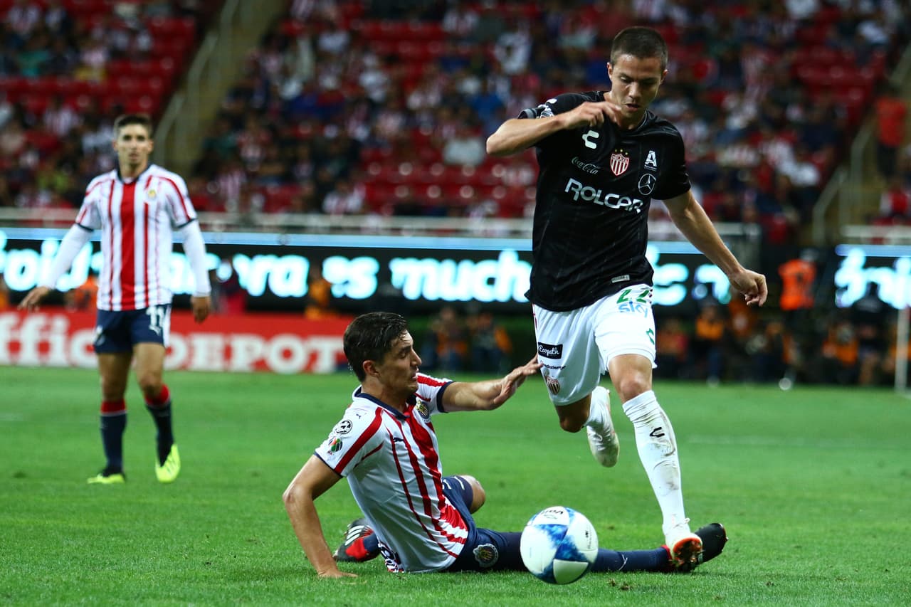 Necaxa no se dejó intimidar ante la insistencia rojiblanca y también metió más de un susto a la zaga del Guadalajara. Sin embargo, las malas decisiones impidieron que los Rayos empataran el marcador.