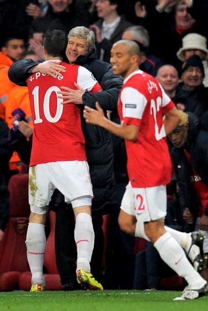 Robin fue a festejar el tanto con Wenger como una descarga de presión.