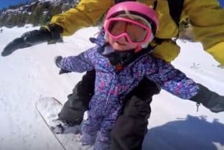 Steve Klassen montó a su hija de 3 años en su snowboard. Al comienzo es tiernísimo, pero luego se pone a hacer frontflips y boardslides con ella a bordo.