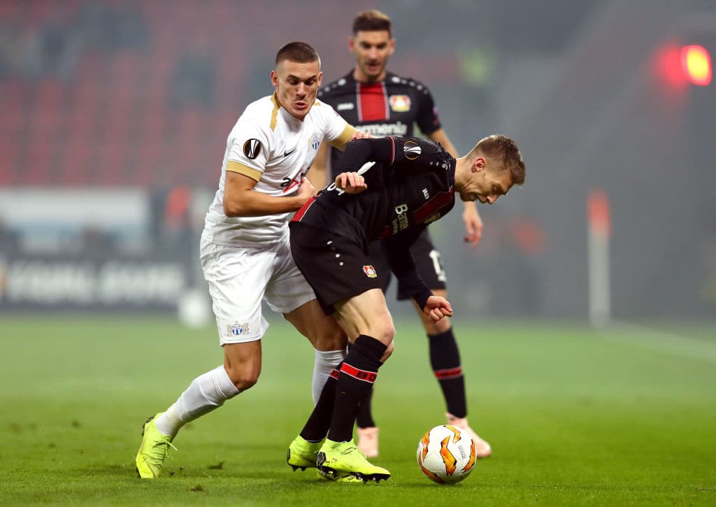 El Bayer fue abrumadoramente superior en los primeros 45 minutos. Sofocó a su rival suizo en su propio reducto, orillándolo a defenderse como gato boca arriba.