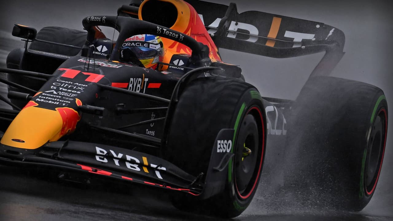 Checo Pérez desplaza a Hamilton y arrancará cuarto en Inglaterra