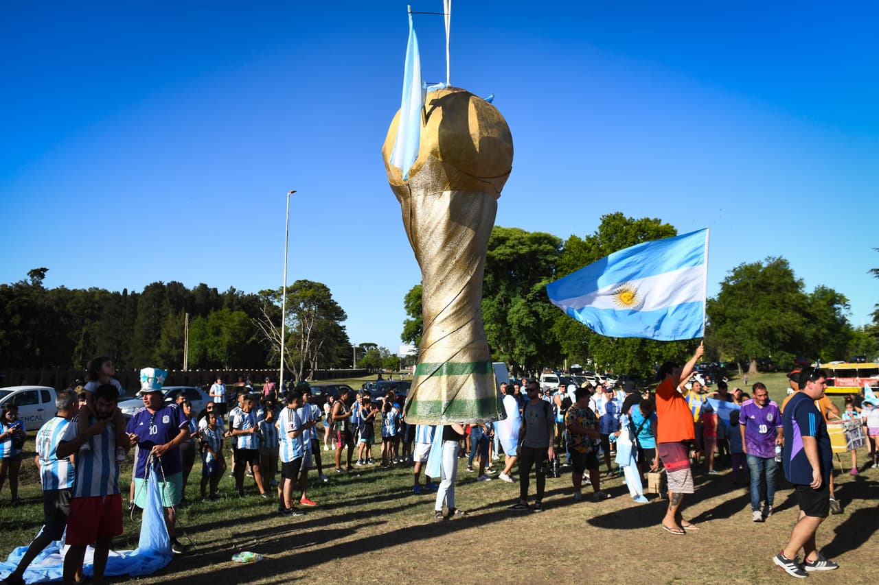 Festejos de la selección argentina en Buenos Aires tras ganar el Mundial Qatar 2022.