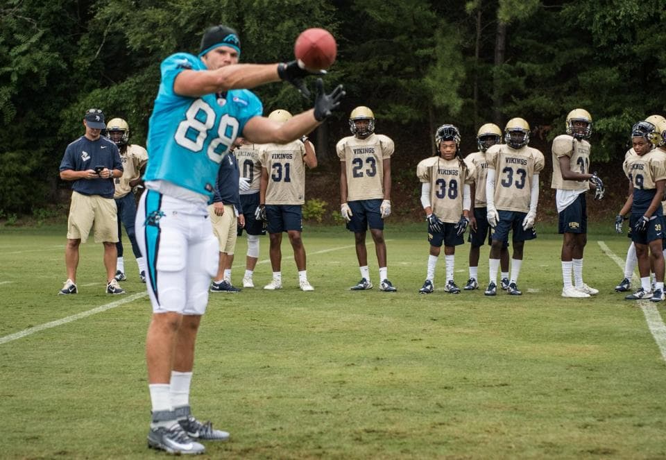 Diversión, aprendizaje, emoción, conviviencia y retroalimentación, los ingredientes principales de la inusual práctica de los Panthers con chicos de preparatoria de Carolina del Sur. Checa las mejores imágenes.