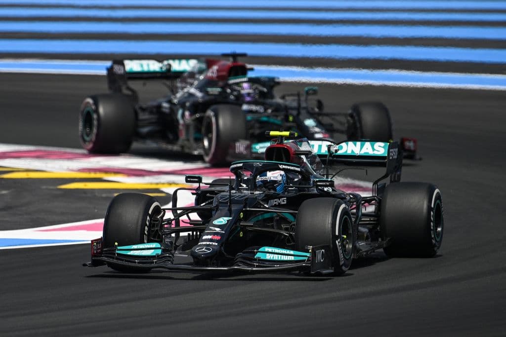 Los tres pilotos más rápidos de las segundas prácticas libres del Gran Premio de Francia fueron Max Verstappen (1:32.872), Valtieri Bottas (1:32.880) y Lewis Hamilton (1:33.125)