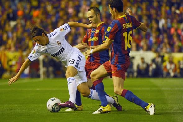 Desde el arranque, quedó muy claro que los madridistas volverían a apostar al contragolpe y los 'culés' no cambiarían su juego de toque.