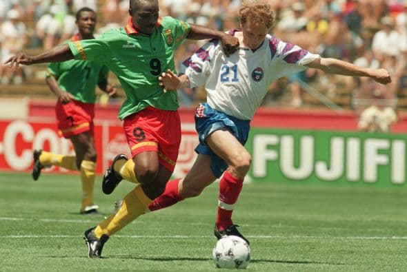 El africano anotó en el Mundial de 1994 con Camerún a los 42 años, 1 mes y 8 días de nacido, siendo el jugador más entrado en años en anotar en una Copa Mundial.