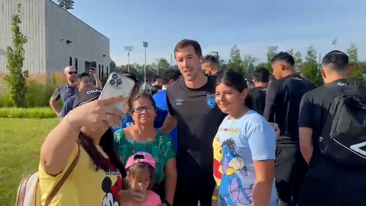 Jugadores de Guatemala y Tena son recibidos entre aplausos por su afición