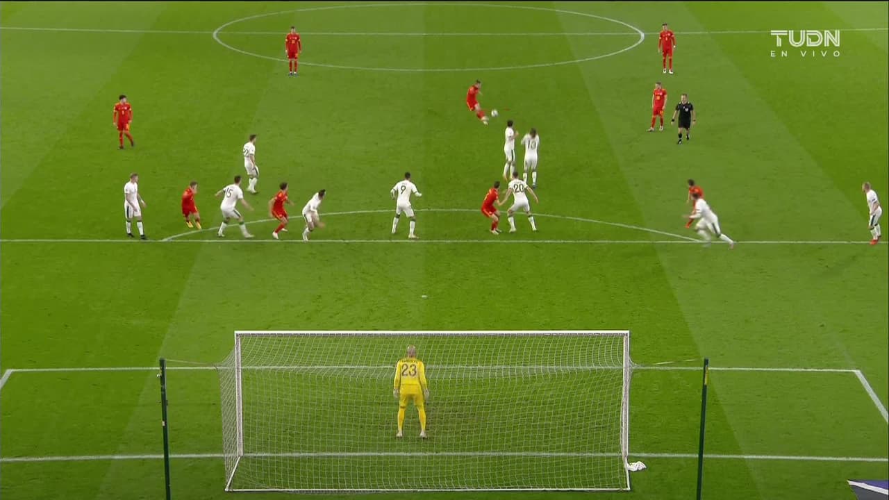 ¡CERCA! Gareth Bale disparó que se estrella en el poste.