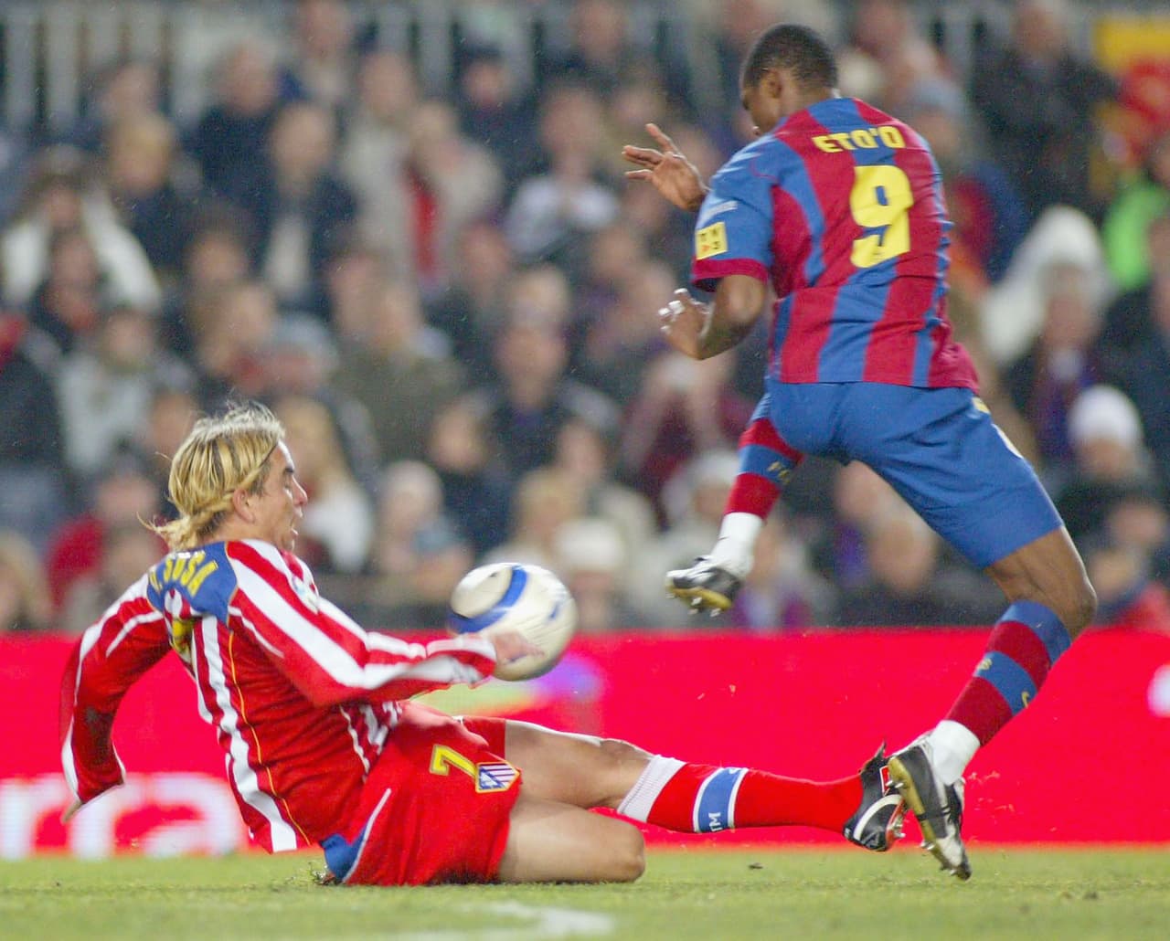 En el verano de 2004 llegó al Barcelona consolidado como uno de los mejores delanteros de La Liga. Costó 24 millones de euros al cuadro azulgrana.