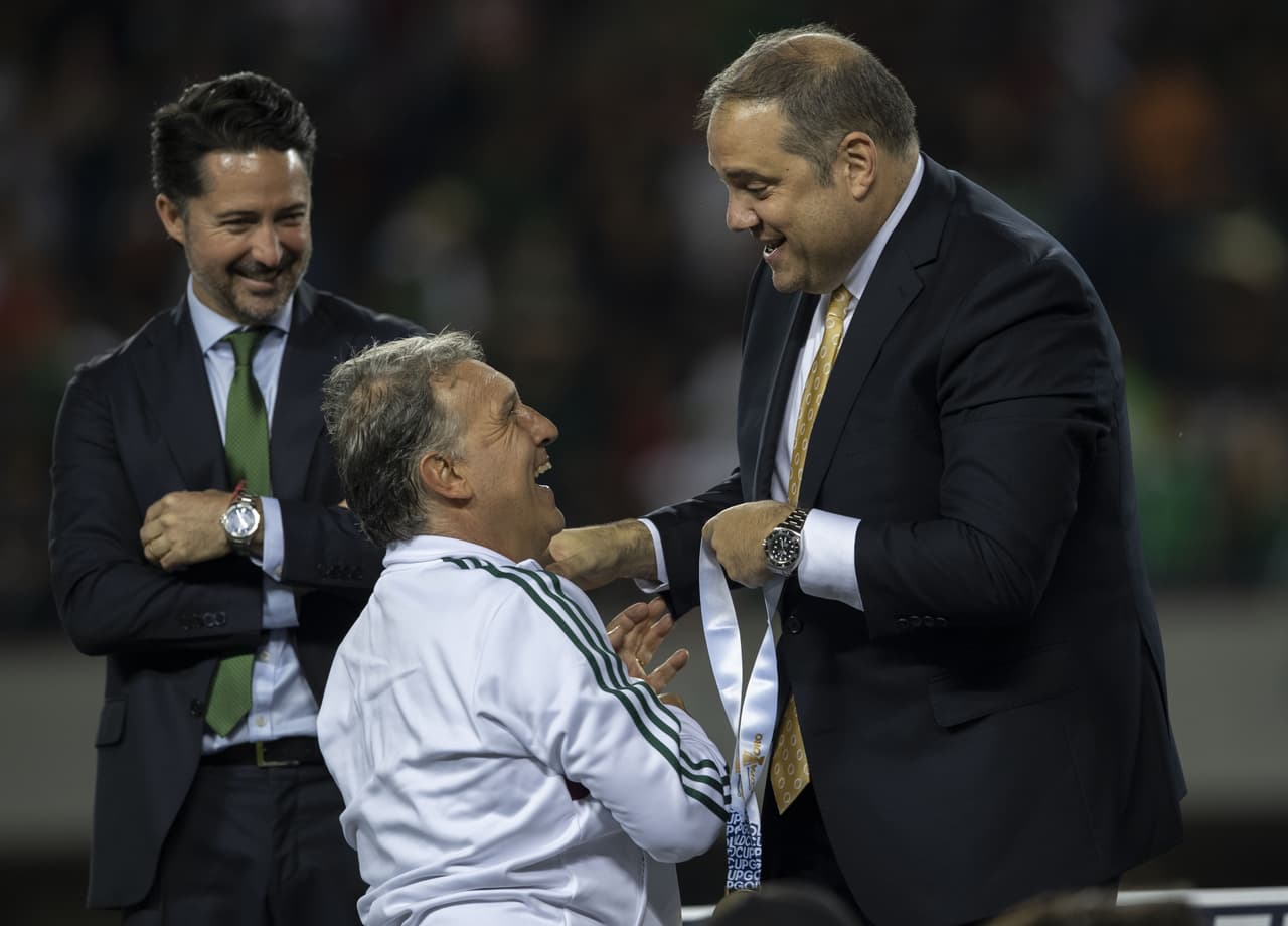 Tremendo festejo de la Selección Mexicana en Soldier Field luego de vencer 1-0 a Estados Unidos por la Final de la Copa Oro. Los jugadores y cuerpo técnico del Tri celebraron de manera impresionante, un triunfo conseguido a toda ley y una fiesta en la cancha para recordar la hazaña.