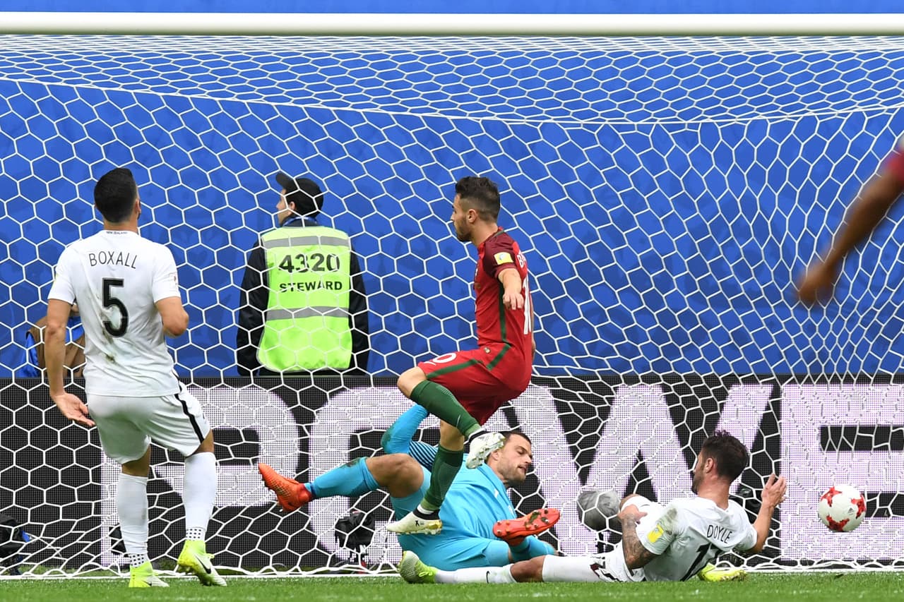 El segundo gol del partido llegaría al minuto 37 tras una excelente jugada de Portugal que terminó definiendo Bernardo Silva ante una dura entrada de un rival.