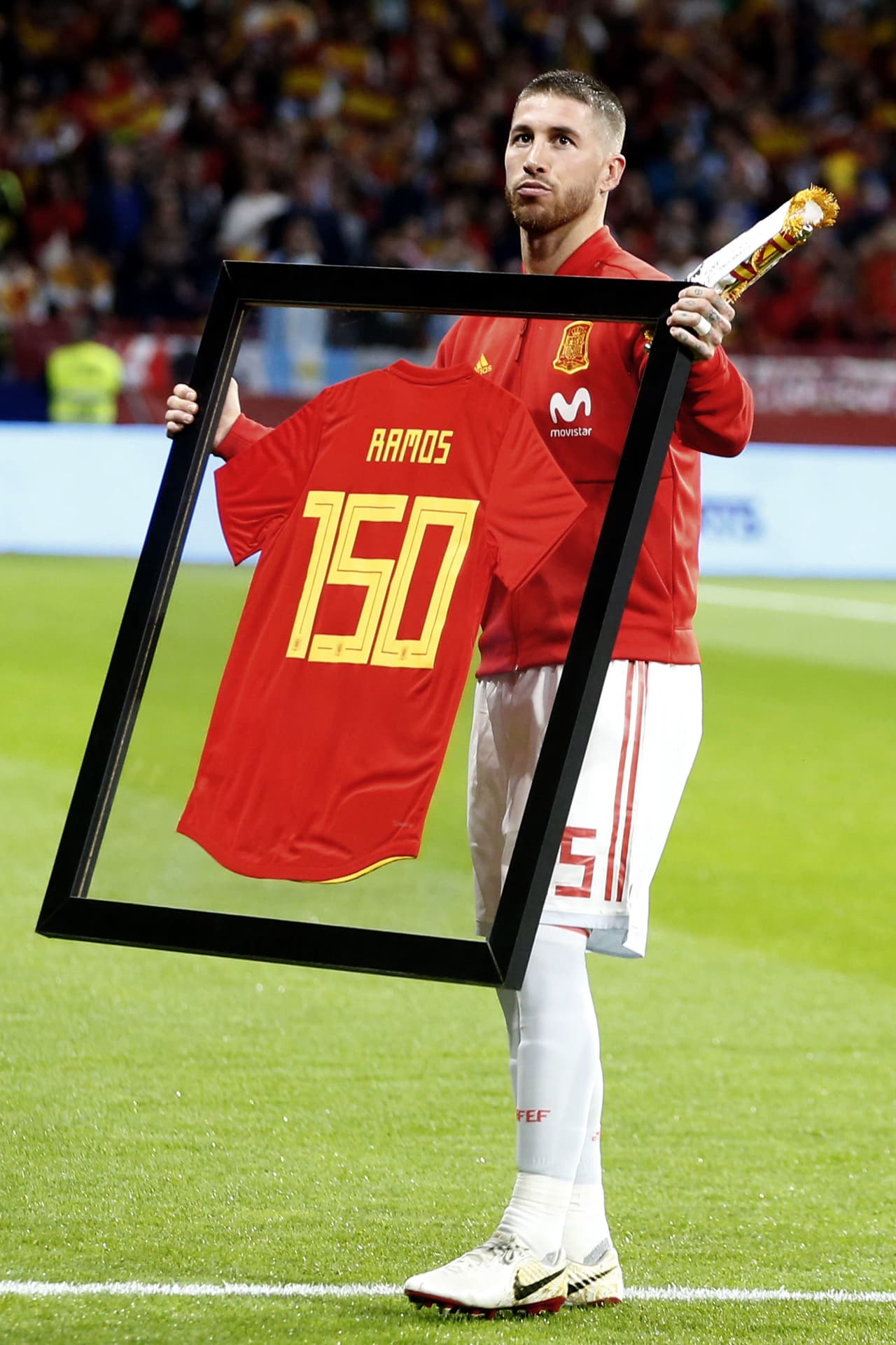 Antes de comenzar, la Real Federación Española de Fútbol le entregó un reconocimento a Sergio Ramos por los 150 partidos con la selección.