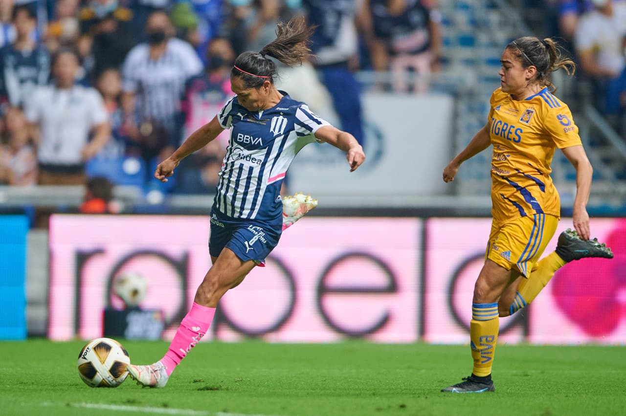 En apenas 11 minutos, Rayadas metió presión y provocó el error de la central de Tigres tras una escapada por la banda; el autogol abría el marcador y hacía explotar al 'Gigante de Acero'.