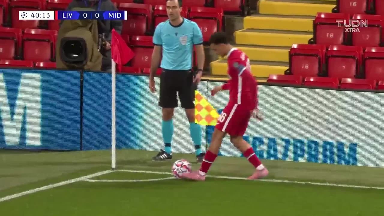 Tarjeta amarilla. El árbitro amonesta a James Milner de Liverpool