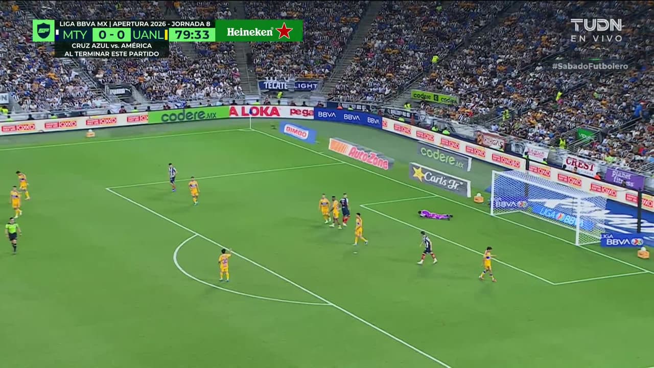 ¡TIRO ATAJADO! disparo por Diego Rossi.