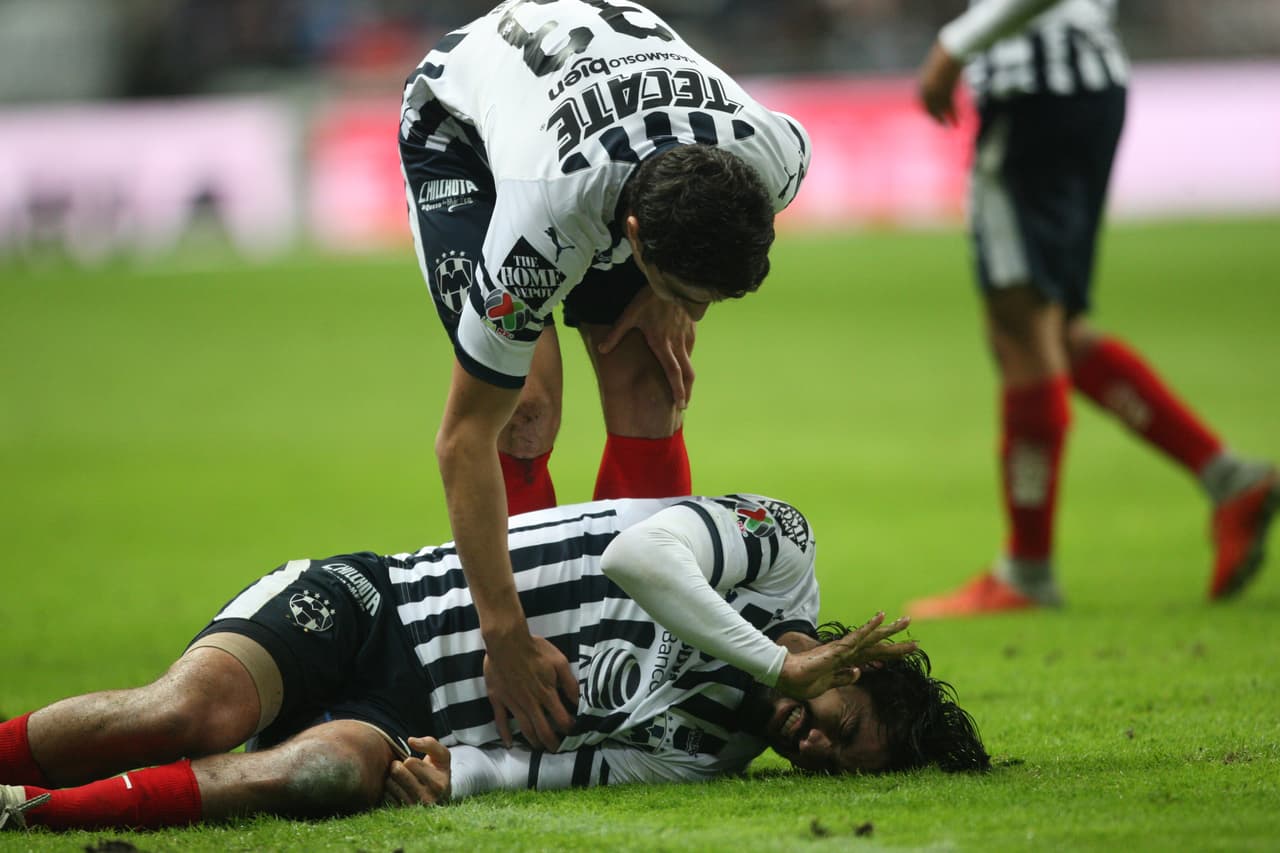 Debido a que el juego se estaba calentando, pero por las razones, equivocadas, fue el que árbitro del juego César Ramos empezó a sacar las tarjetas preventivas.