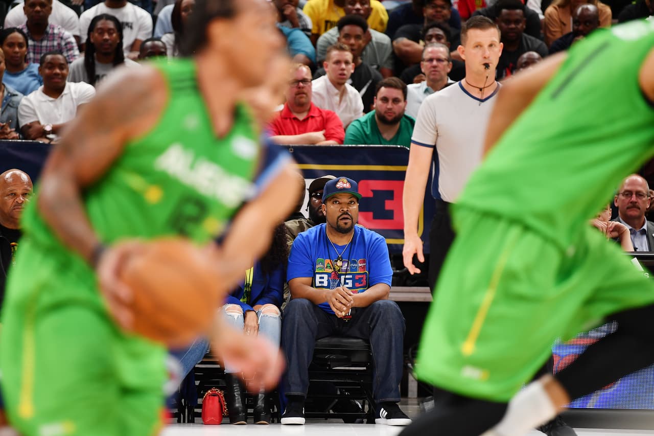 La calidez de los fanáticos, la energía y belleza de las animadoras y la presencia del rapero Ice Cube, confundador del torneo, le dio color al comienzo del Big 3, torneo que tiene en acción a varios exjugadores de NBA en duelos de 3 por 3.