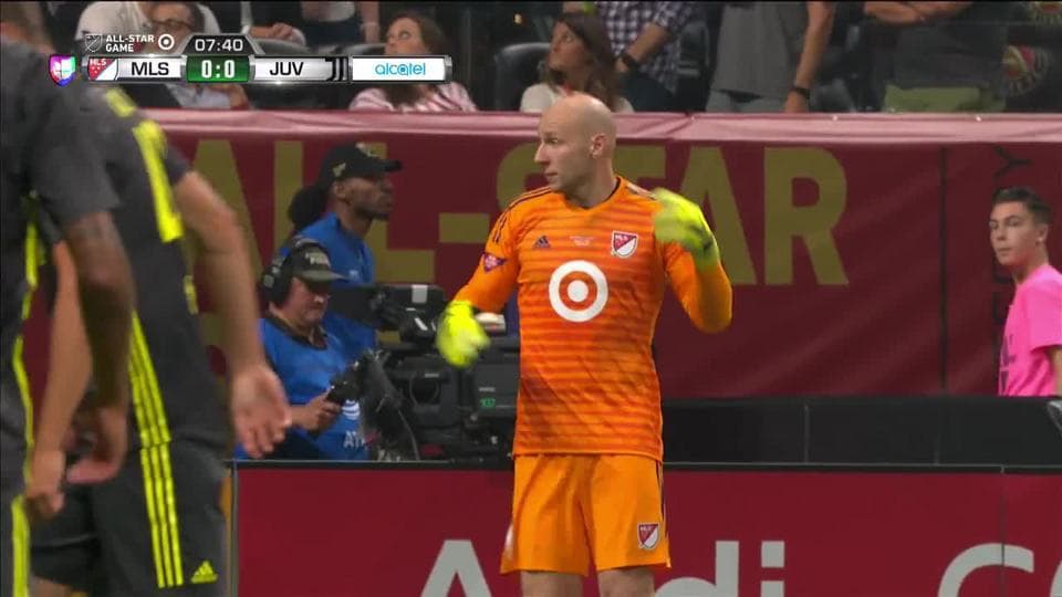 Tiro desviado de João Cancelo