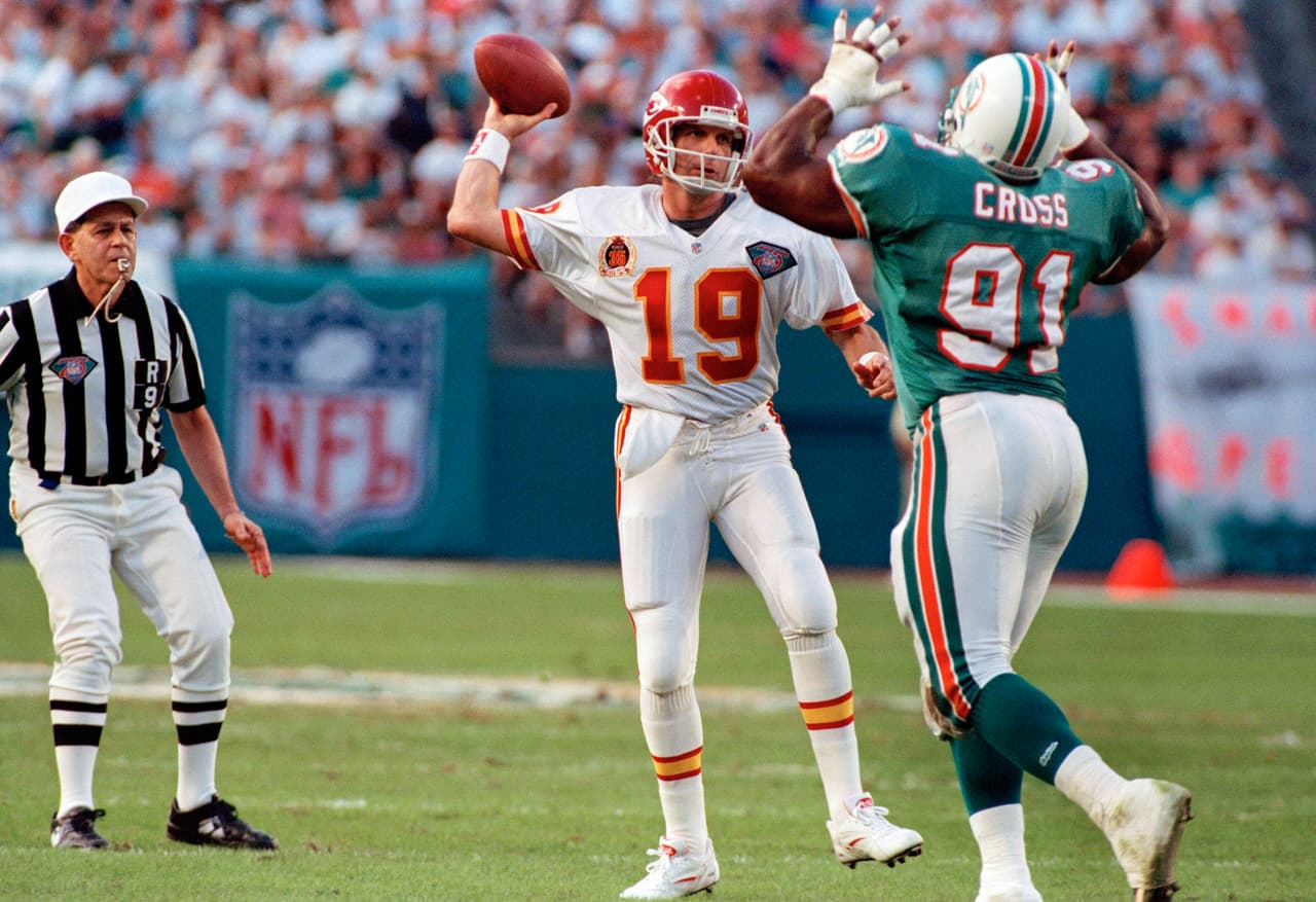 Al año siguiente, el 31 de diciembre de 1994, en víspera de año nuevo, los Chiefs volvieron a la postemporada, esta vez en un juego revancha del Super Bowl XIX, Dan Marino se volvió a ver las caras en playoff a Joe Montana cuando los Miami Dolphins recibieron en el Joe Robbie Stadium a los Chiefs que habían tenido una campaña con marca de 9-7.
