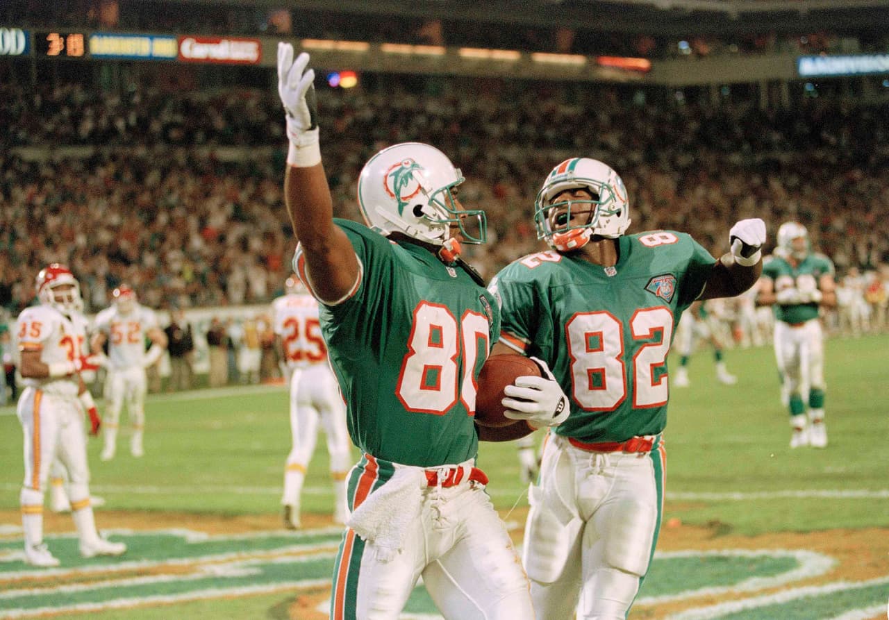 Los Chiefs estuvieron al frente 17-10 en el segundo cuarto, pero a partir de ahí vinieron 17 puntos sin respuesta de Miami con dos envíos anotadores de Marino y los Dolphins se llevaron el triunfo 27-17 en el último juego como profesional en la mítica carrera de ‘Joe Cool’.