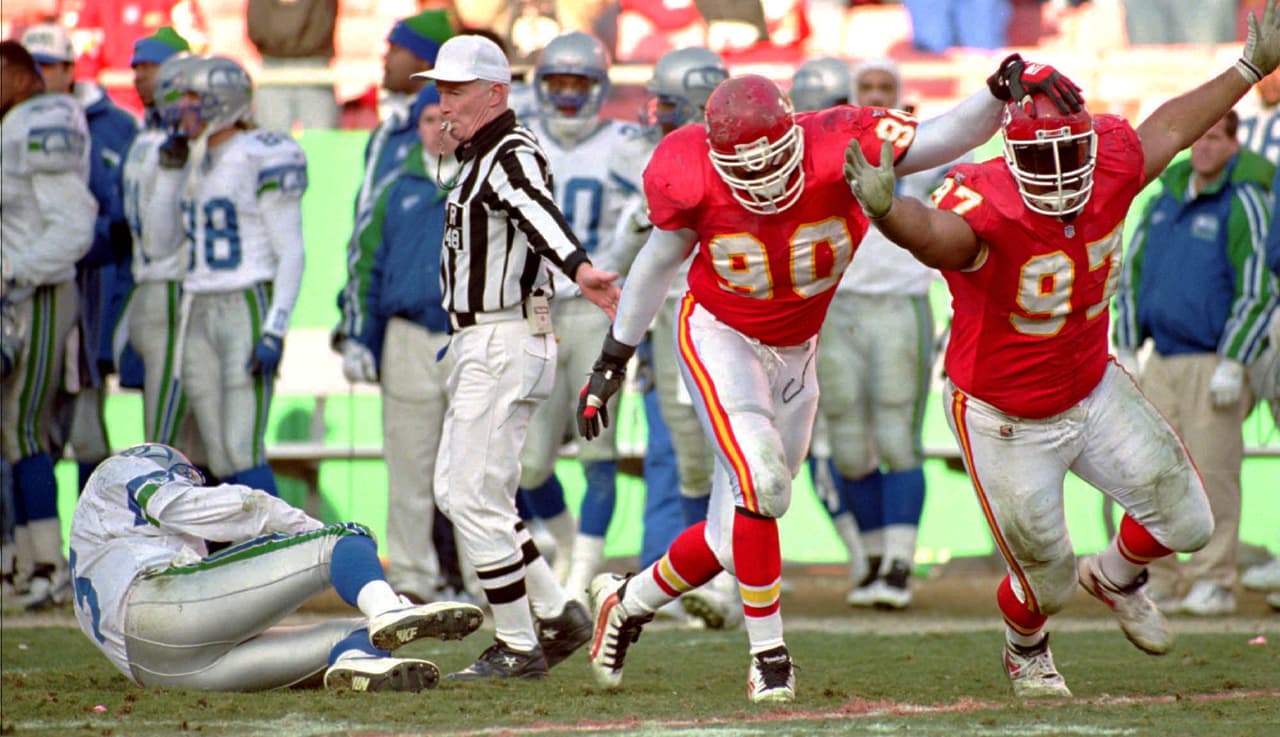 El año siguiente, los Chiefs, que ya llevaban siete años con Marty Schottenheimeir como su entrenador en jefe tuvieron, hasta ese entonces, la mejor temporada regular de su historia, con marca de 13-3 y siendo el mejor sembrado de la Conferencia Americana en los playoffs y, obviamente, con una semana de descanso.