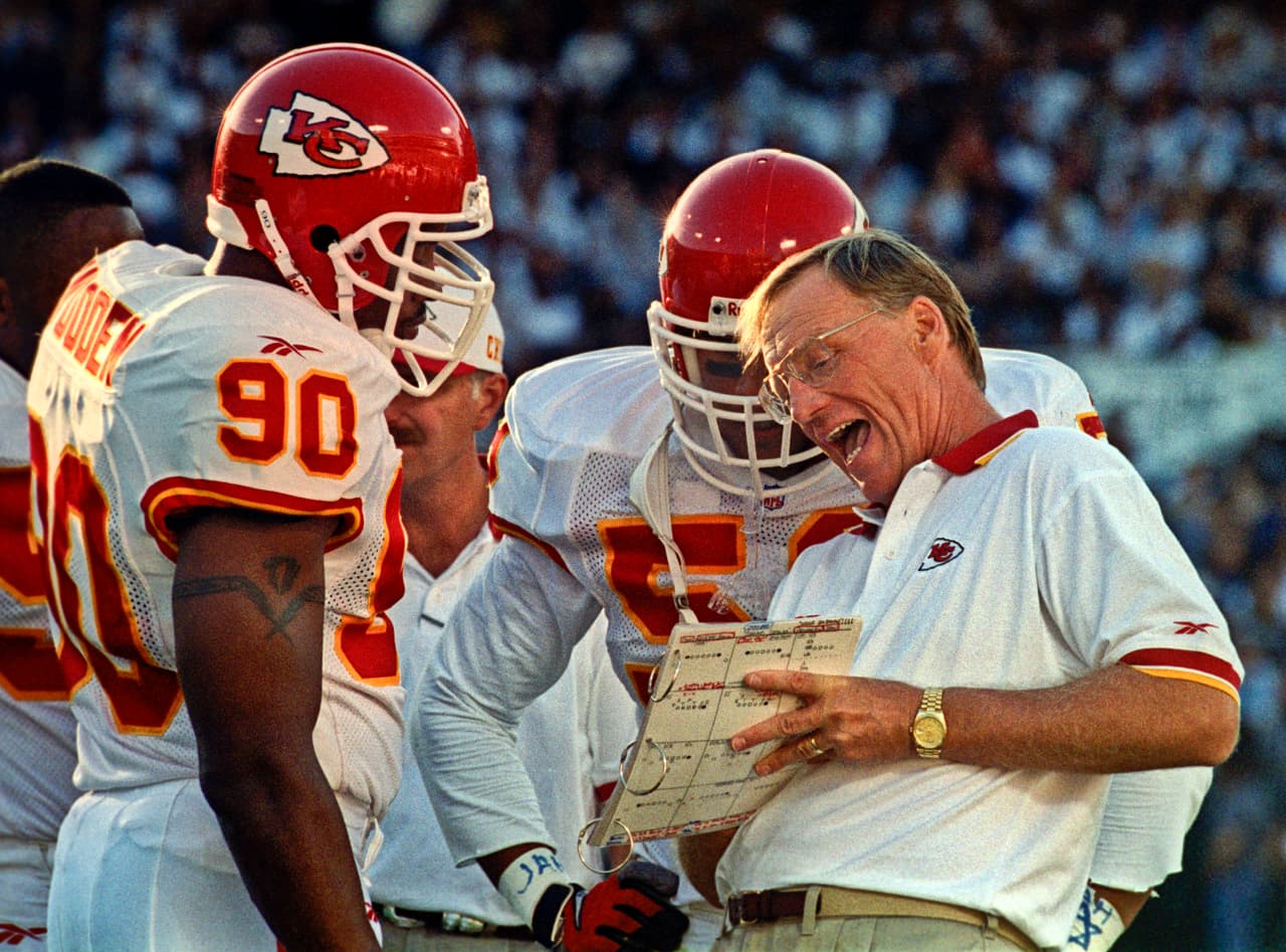 Tuvieron que pasar solo dos temporadas para que los Chiefs volvieran a los playoffs y de nuevo con Schottenheimer, Kansas City tuvo la mejor marca en 1997 en la AFC con 13-3 y de nuevo una semana de descanso para el equipo que era el favorito para llegar al Super Bowl, esta vez llegando a los Playoffs Divisionales con seis triunfo al hilo y nueve de los últimos 10.