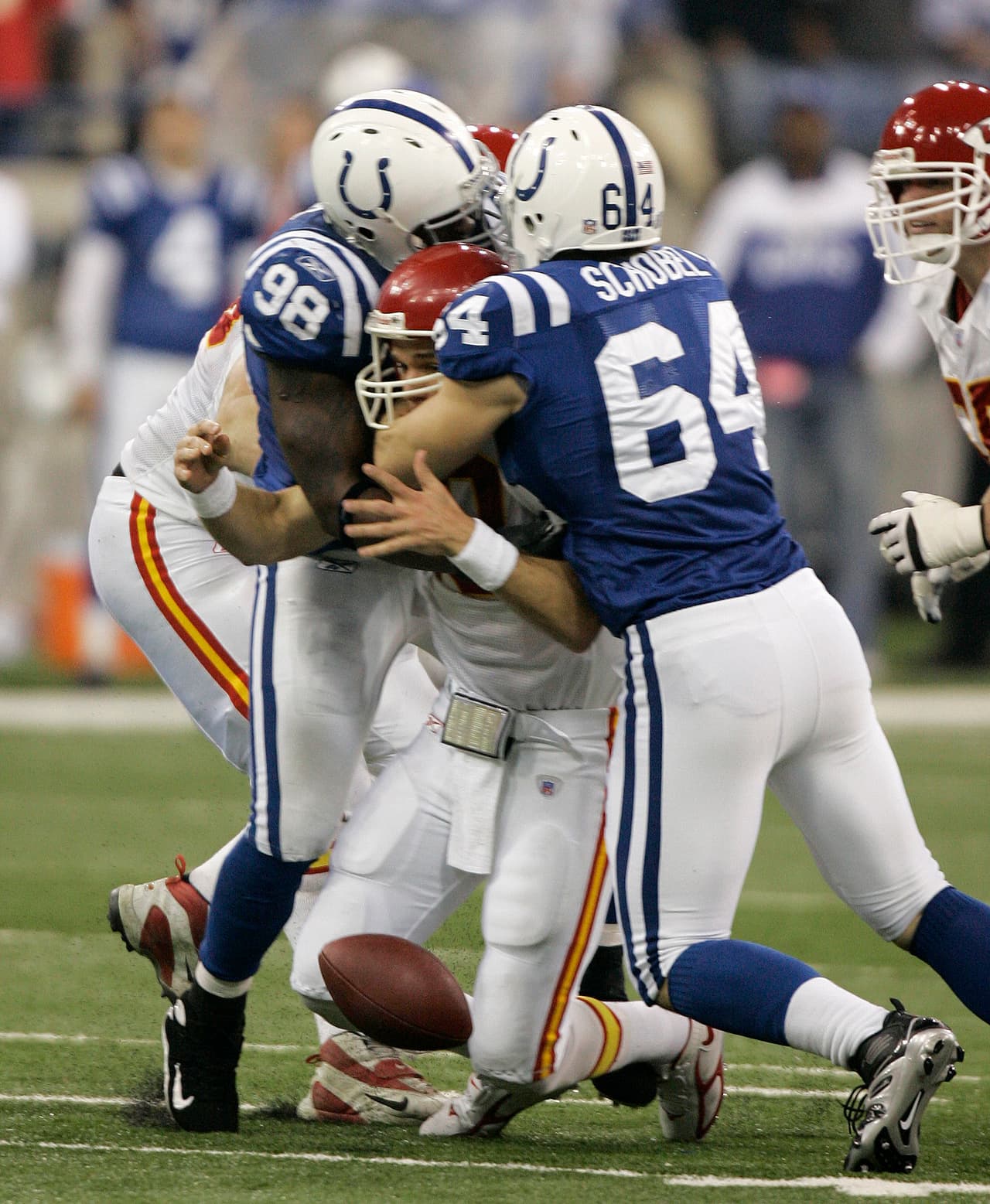 Indy recuperó para ese partido a Bob Sanders y tras ser la peor defensiva terrestre de la temporada, los Colts se volvieron un trabuco en el RCA Dome el 6 de enero del 2007 limitando al estelar Larry Johnson a 32 yardas terrestres y a Trent Green a 107 yardas aéreas con un touchdown por dos intercepciones, los Colts ganarían el juego 23-8 en camino a la victoria en el Super Bowl XLI.