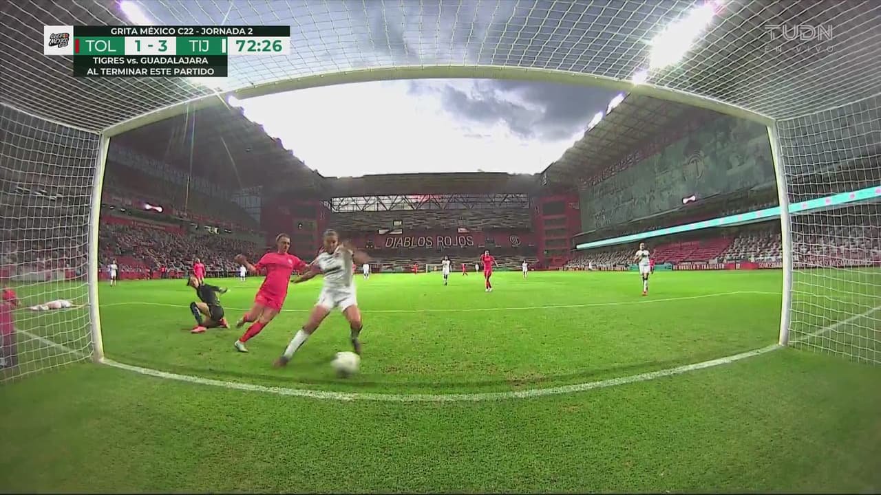 ¡No lo puede creer! Becerril trata y la pelota se pasea en la línea de gol