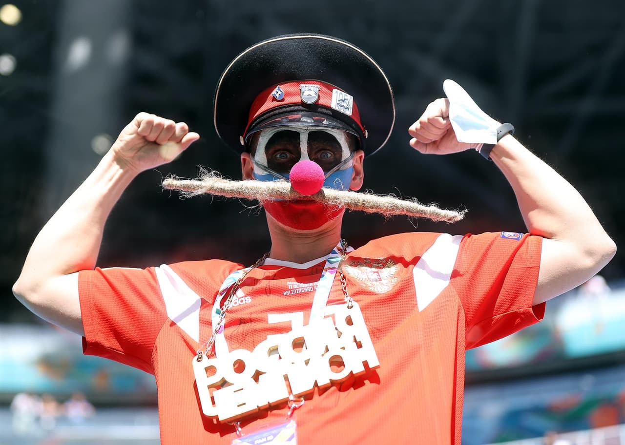 Rusia consigue su primera victoria tras derrotar 1-0 a Finlandia durante la segunda jornada del Grupo B en la Euro 2020. Parecía que los visitantes ponían el primer gol del encuentro pero, tras revisión del VAR, se anulaba la anotación. Ya al filo de la primera mitad, Aleksei Miranchuck anotó el tanto que le dio la victoria a los rusos en San Petersburgo.