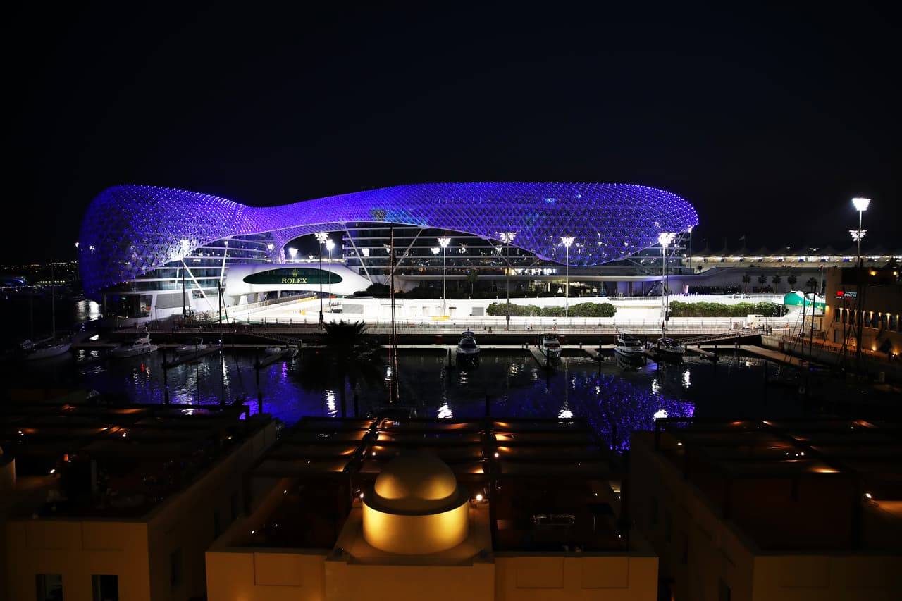 Max Verstappen se lleva el Gran Premio de Abu Dhabi, seguido de Valteri Bottas en segundo lugar y el británico Lewis Hamilton se llevó la tercera posición. El mexicano Sergio Pérez abandonó la carrera en la décima vuelta por fallas en el motor. Así cerró la temporada 2020 de la F1.