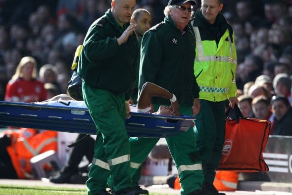 De poco sirvieron los reclamos y Nani tuvo que salir del campo con miedo a sufrir una dura lesión.
