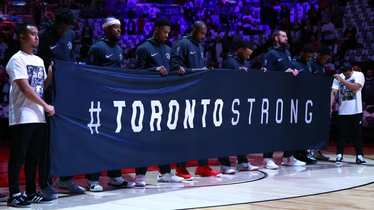 Los Raptors recordaron a los fallecidos por el atropellamiento del pasado lunes en su ciudad.