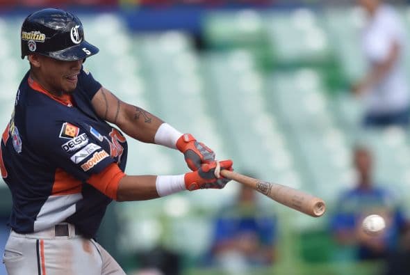 Seguido vino un sencillo de Orlando Arcia al bosque izquierdo, que remolcó a Hernández para desempatar el partido y ponerlo a su favor 2-1.