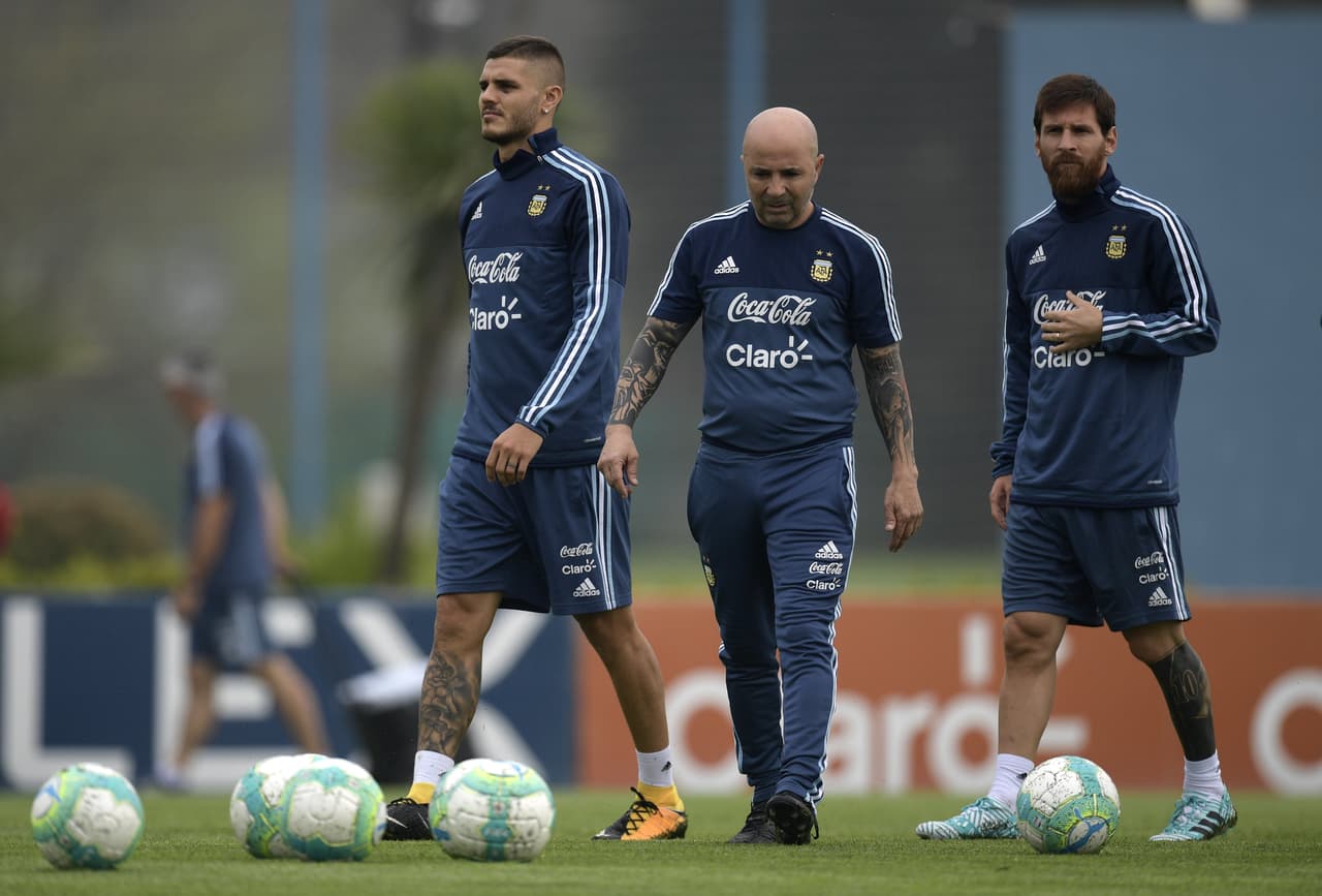 Así que el nuevo seleccionador Jorge Sampaoli está probando con nueves distintos como Mauro Icardi, de quien se piensa que es un gran goleador por sus actuaciones en el Inter de Milán.