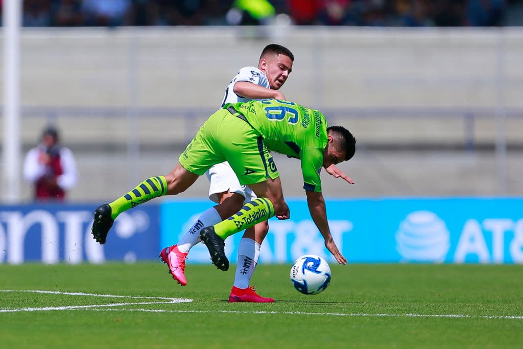 Marco García y Aldo Rocha luchan por el esférico en la media cancha, uno de los duelos más frecuentes durante todo el encuentro.