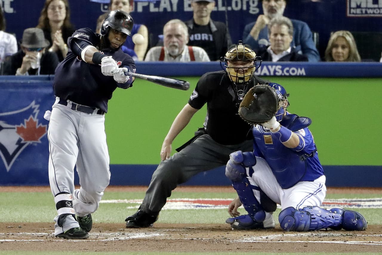 Carlos Santana conectó un cuadrangular en la cuarta entrada.