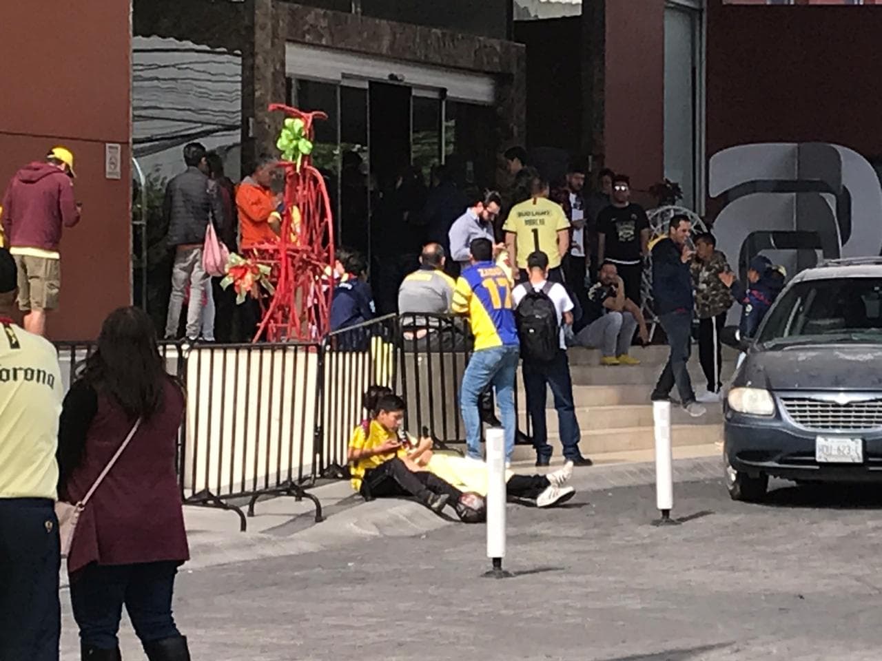 Decenas de americanistas se congregaron en el hotel para alentar al equipo previo a la final del futbol mexicano.